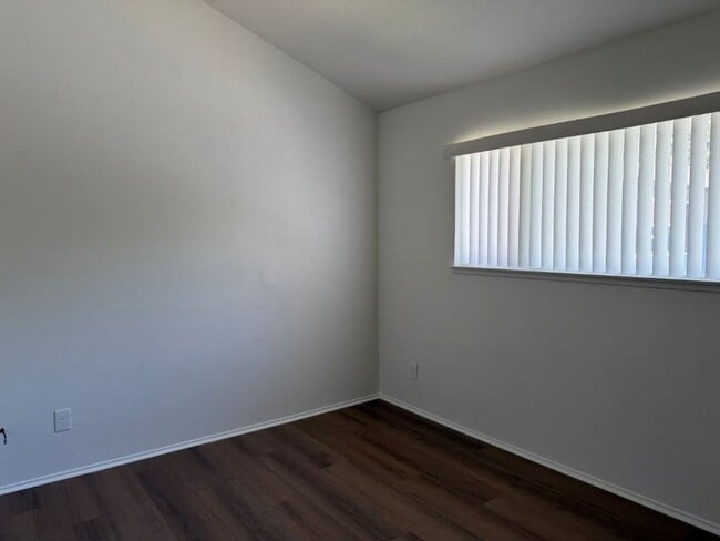 Building Photo - Updated Knollwood Condo with Community Pool