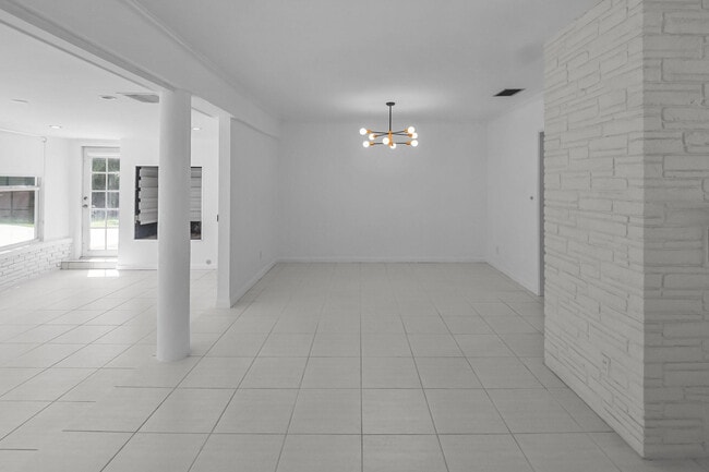 Building Photo - 2608 NE 12th St