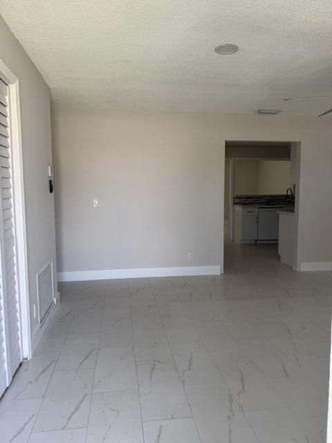 Building Photo - 9448 Saddlebrook Dr