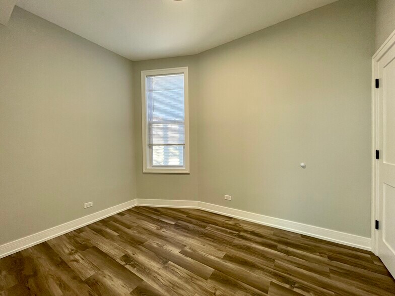 Building Photo - 2937 N Ashland Ave