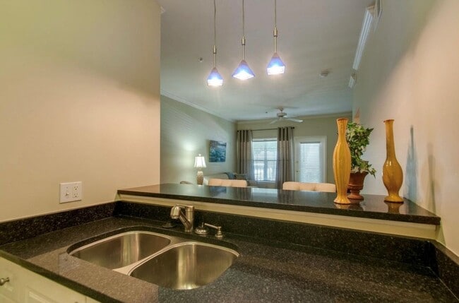 Building Photo - 2025 Woodmont Blvd