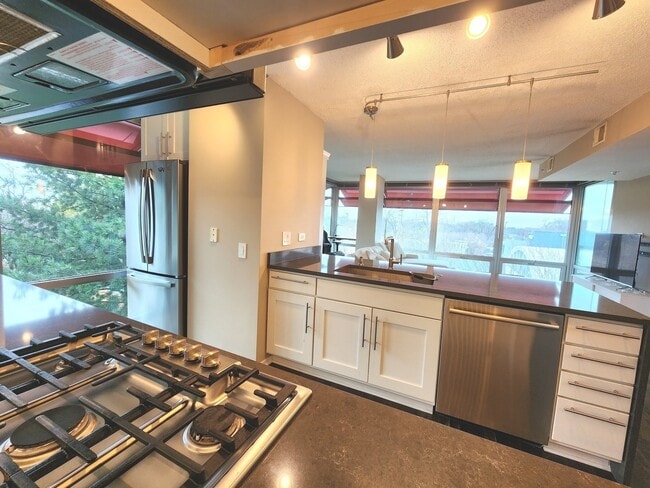 Building Photo - 9655 Woods Dr