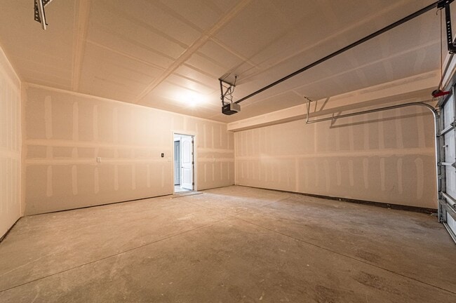 Building Photo - STYLISH 3-BEDROOM TOWNHOME w/ A/C **LIKE N...