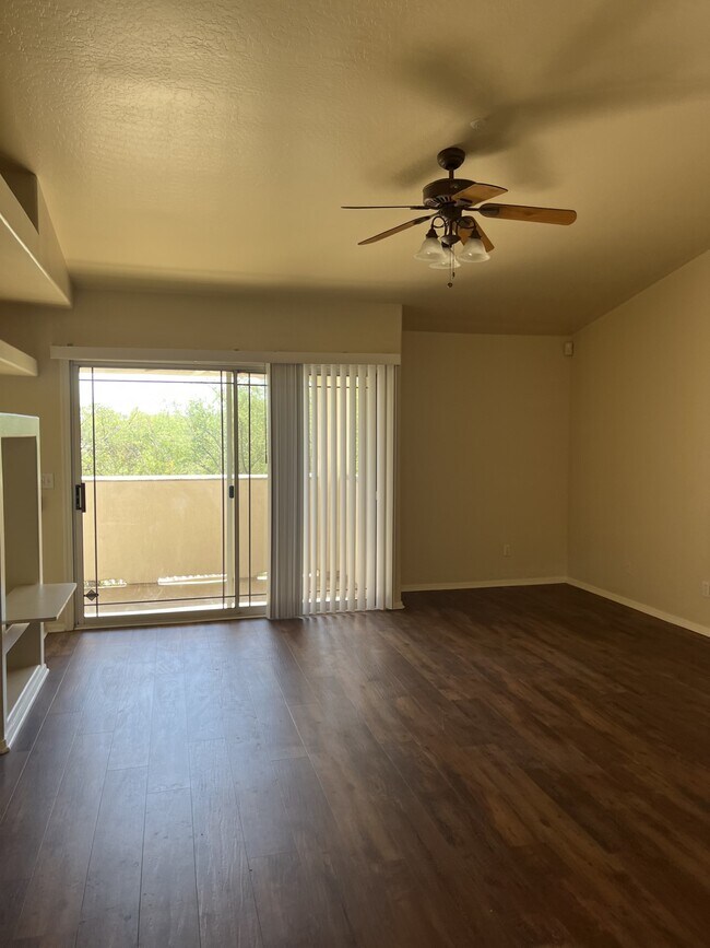Building Photo - 9750 N Monterey Dr