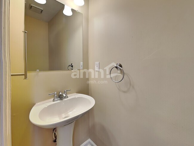 Building Photo - 285 Thornbush Ln