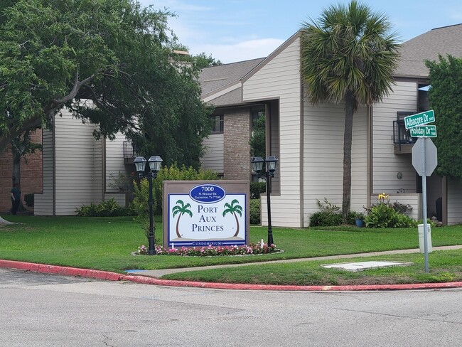 Building Photo - 7119 N Holiday Dr