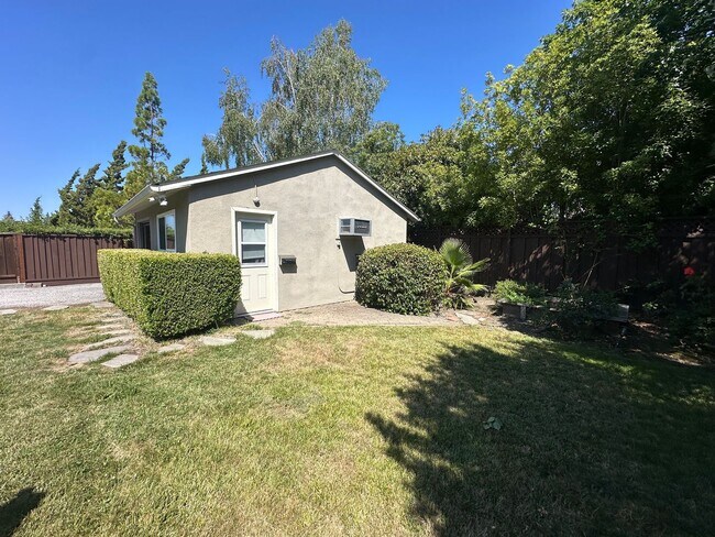 Building Photo - Studio Home in Desirable West Menlo Park- Walk to Downtown