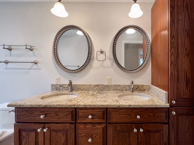 Building Photo - 1858 Oak Park Dr S