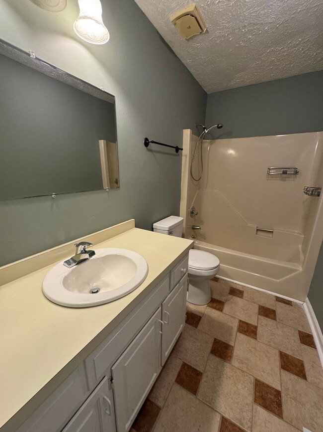 Building Photo - Charming 3 Bed, 2 Bath Fayetteville Home