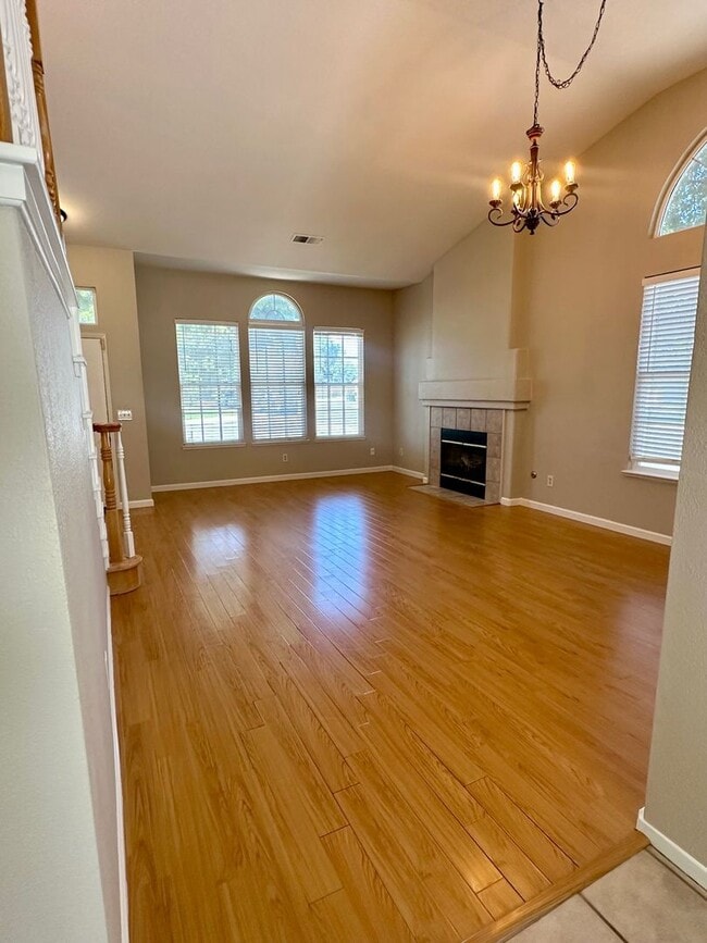 Building Photo - 3 bedroom 2.5 bathroom corner lot