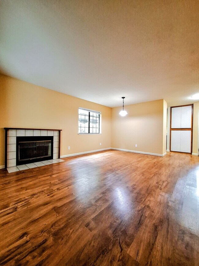 Building Photo - Refurbished Condo on 1st Floor With Laundry, Patio, Garage; Next to Pool!