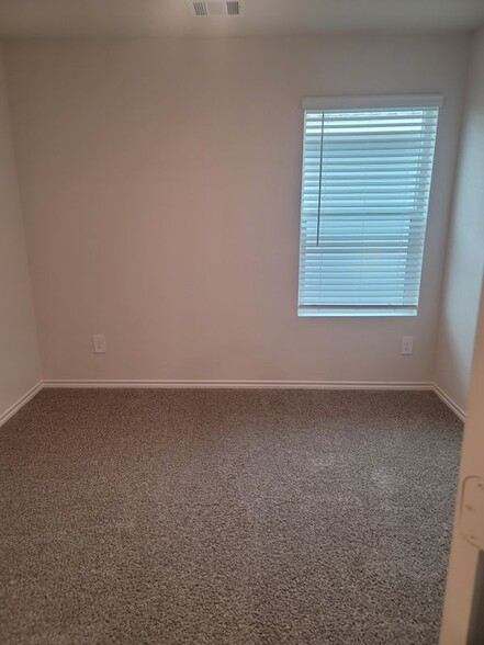 Building Photo - 1117 Northfield Dr
