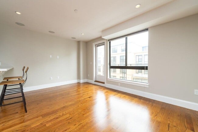 Building Photo - 331 D St