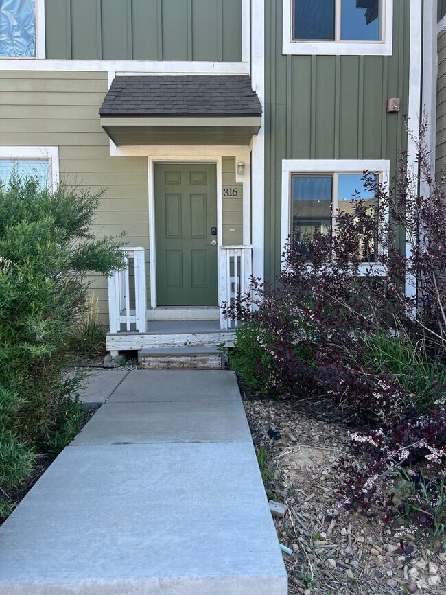 Building Photo - Newly Remodeled Townhome