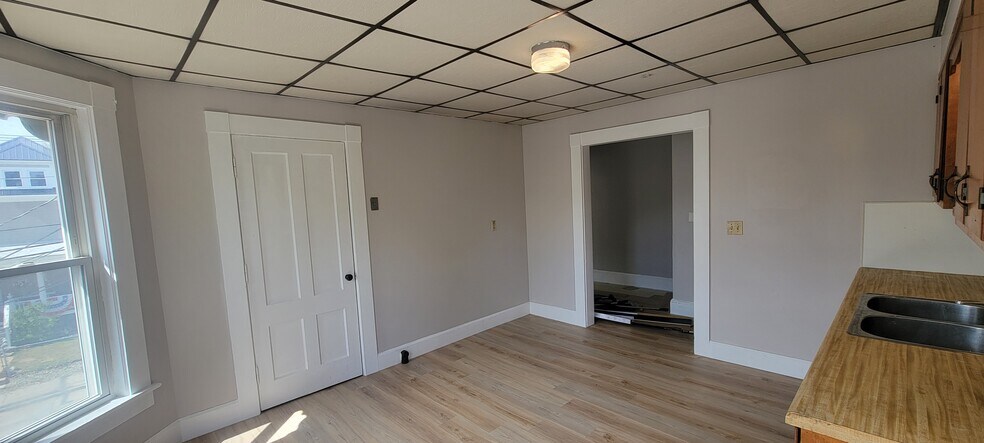 Kitchen (Oven and Fridge on order) - 47 Pine St