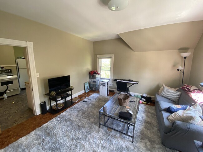 Building Photo - 2 Bed 1 Bath Available June 1st!