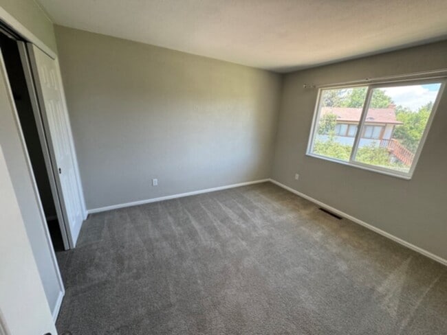 Building Photo - Fabulous bi level home in Vista Grand Terrace