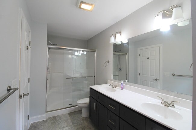 Building Photo - Spacious 3–4 Bedroom Townhome in Prime Loc...
