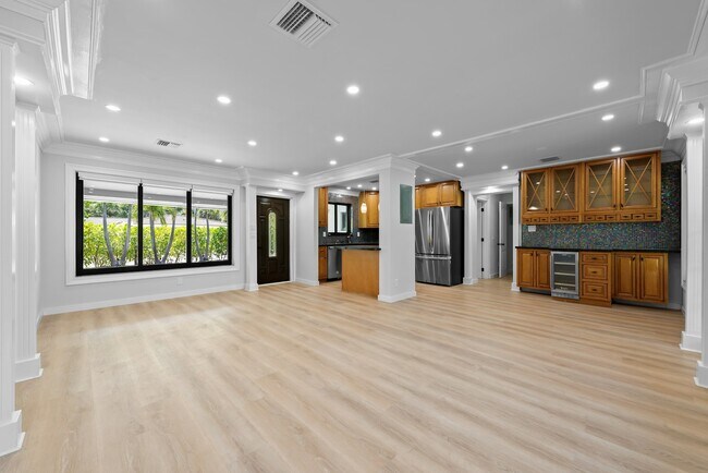 Building Photo - 2808 Middle River Dr
