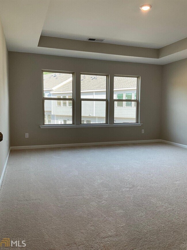 Building Photo - 2066 Pine Tree Dr