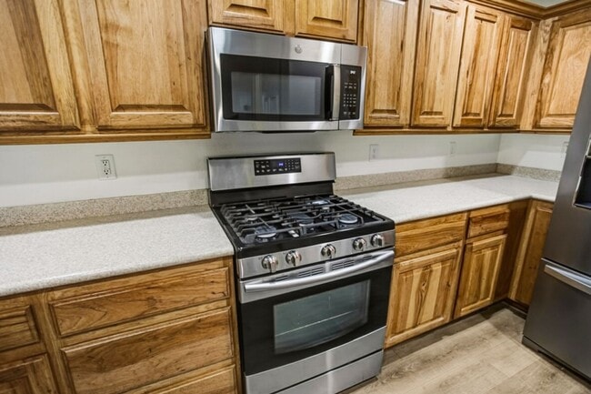 Building Photo - Beautiful 3 Bed Home With 3 Full Baths And Bed and Full Bath On 1st Floor