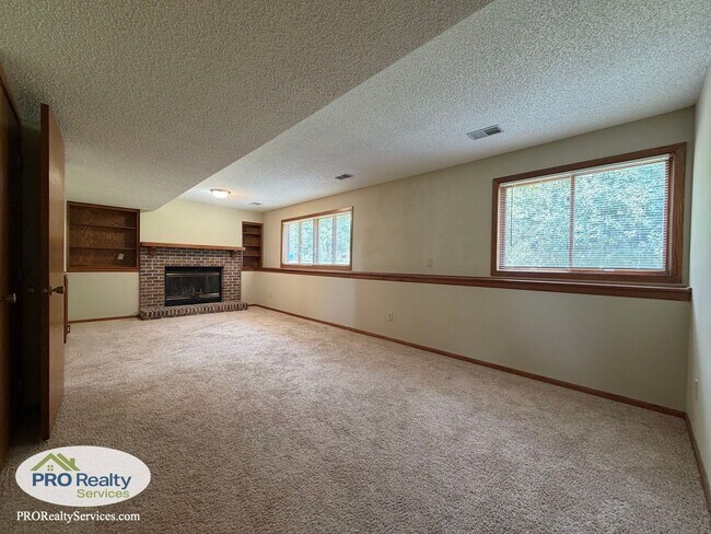 Building Photo - 5642 Royal Oaks Dr