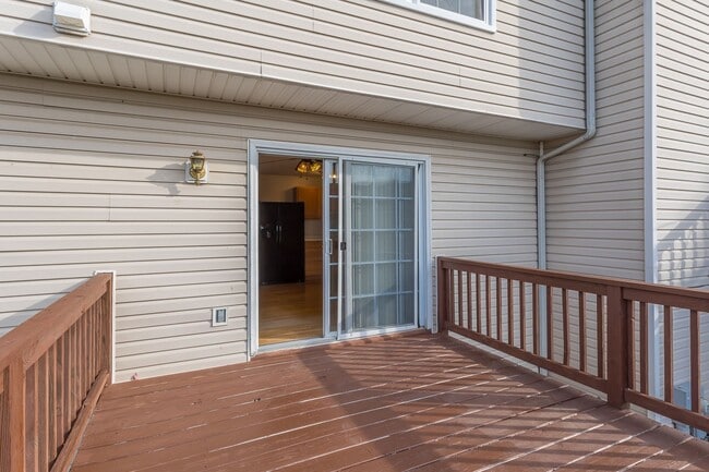 Building Photo - Spacious 3-Bedroom Townhome with Garage in a Prime Harrisonburg Location!