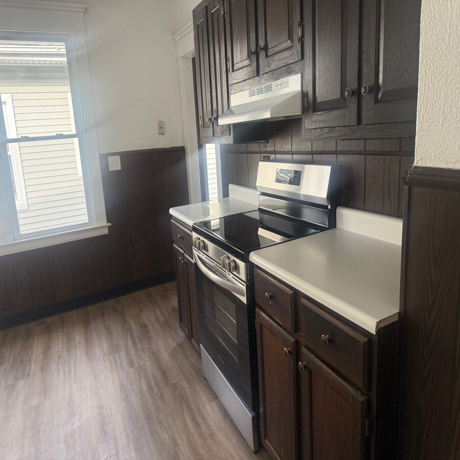 Building Photo - 182-184 Main St