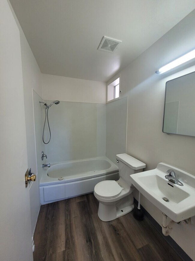 Building Photo - Free January Rent