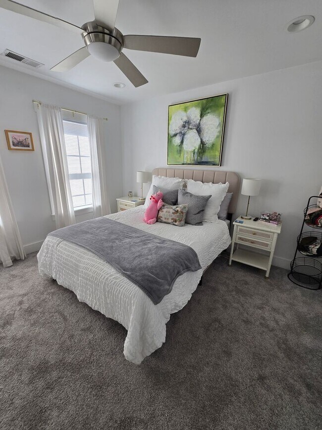 Building Photo - 22M