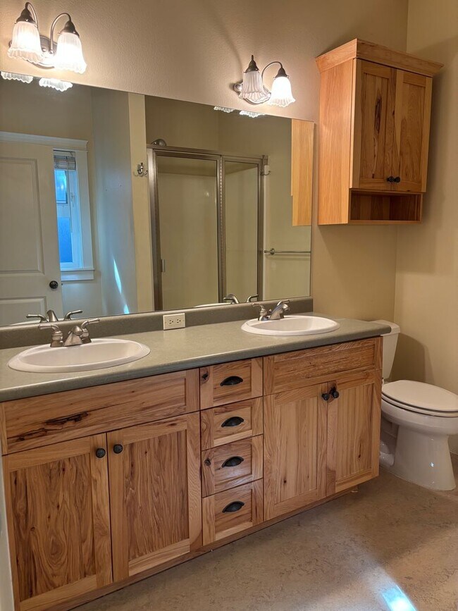Building Photo - 3 Bed 2 Bath Single level - Fenced Yard-No...