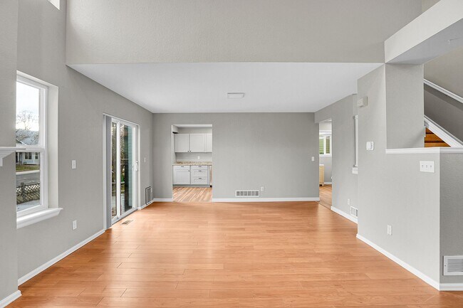 Building Photo - 5 bedroom, 3 1/2 bath home with attached 2 car garage