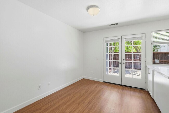 Building Photo - Luxury  2 bedroom Townhome in Great Location