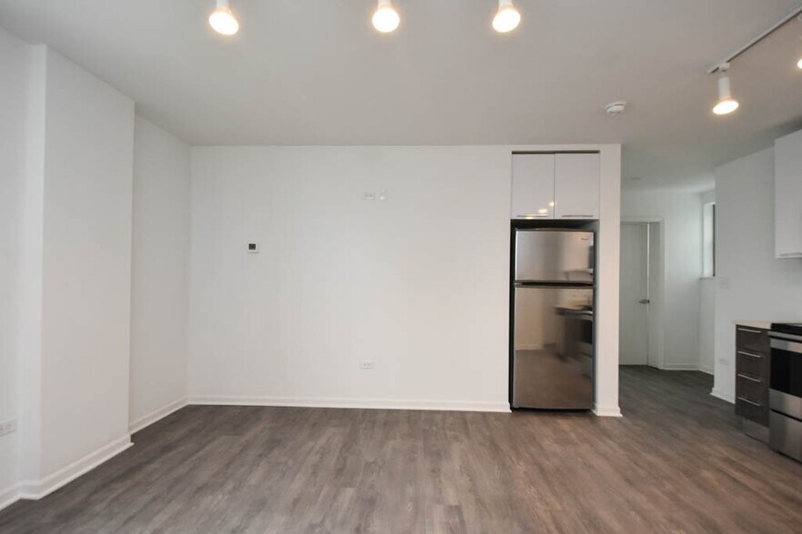 Building Photo - 940 W Winona St