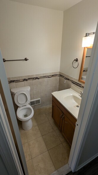2nd Bathroom - 1718 Redwood Ct