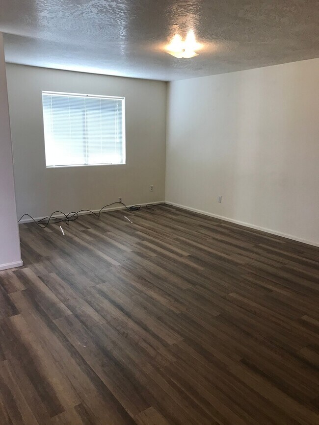 Building Photo - (SAM 15) 3 bedroom and 1.5 Bathroom duplex