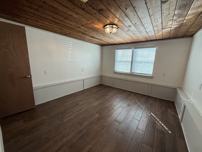 Building Photo - 1802 W 6th Ave