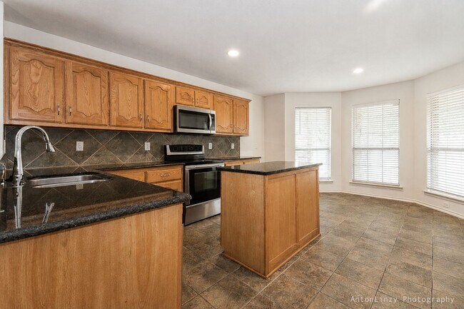 Building Photo - $1,950 3 Bed/2 Bath/2 Garage Ready for Move-in Home in Woodland Creek
