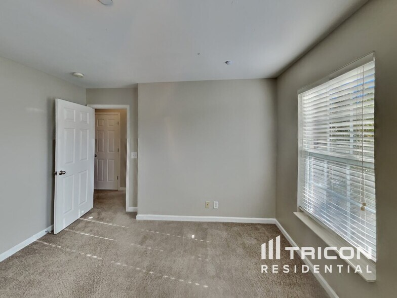 Building Photo - 1307 Creekside Dr