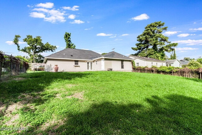 Building Photo - 147 Oak Crest Dr