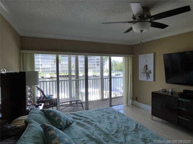 Building Photo - 1523 E Hillsboro Blvd