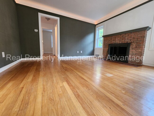 Building Photo - Ferndale Artistry with 2 Full Baths - Short Walk to Downtown Ferndale!