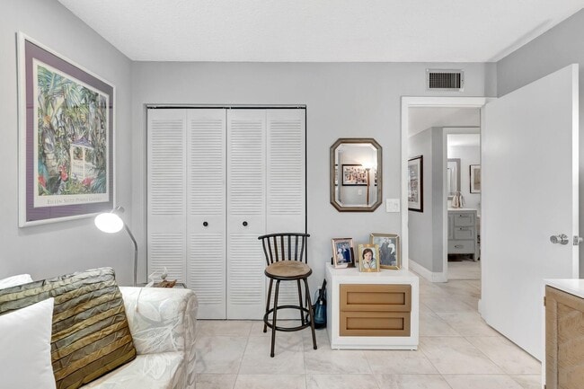 Building Photo - 422 Normandy Ln