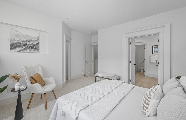 Building Photo - 619 SW Foresta Ter