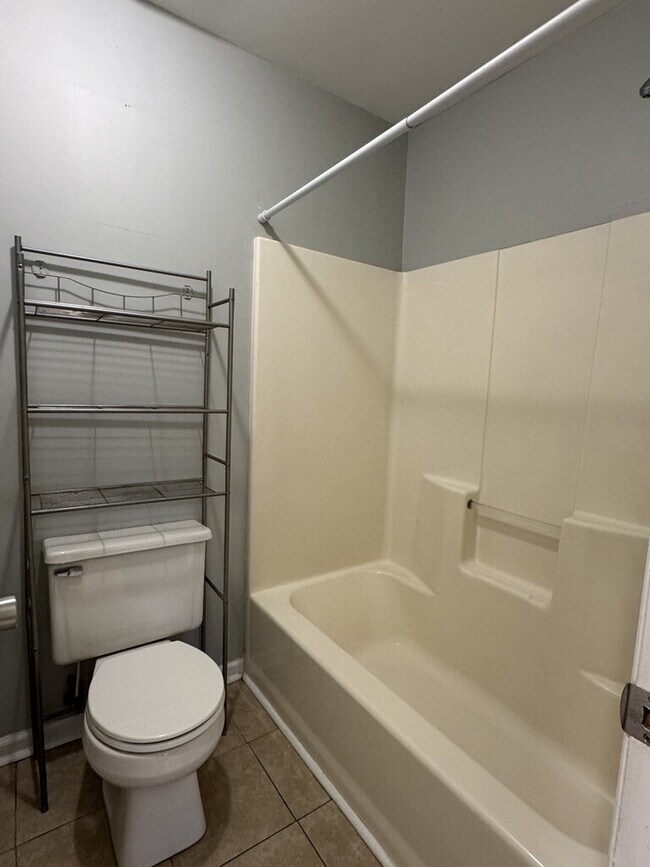 Building Photo - Beautiful 3 Bedroom, 2 Bath Home-3016 E. Windgate Ct.