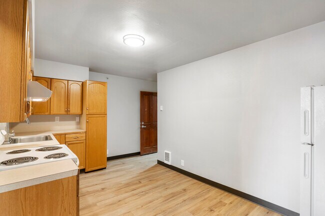 Building Photo - 403 1/2 Garfield St S-6