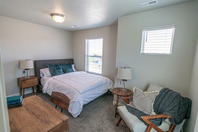 Building Photo - Beautiful Bridgestone Crossing Townhome