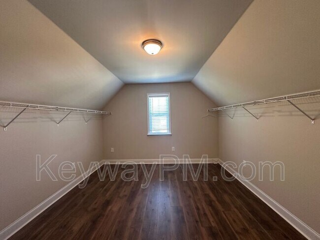 Building Photo - 688 Tree Top Trl