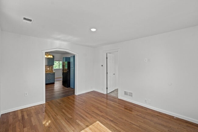 Building Photo - MOVE IN TODAY TO THIS UPDATED 3 BEDROOM HOUSE IN MOON TOWNSHIP! Move-in gift available, a brand-n...