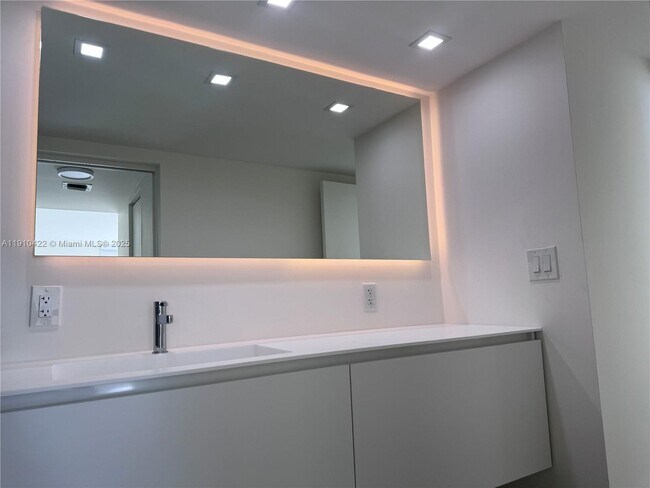 Building Photo - 3625 N Country Club Dr